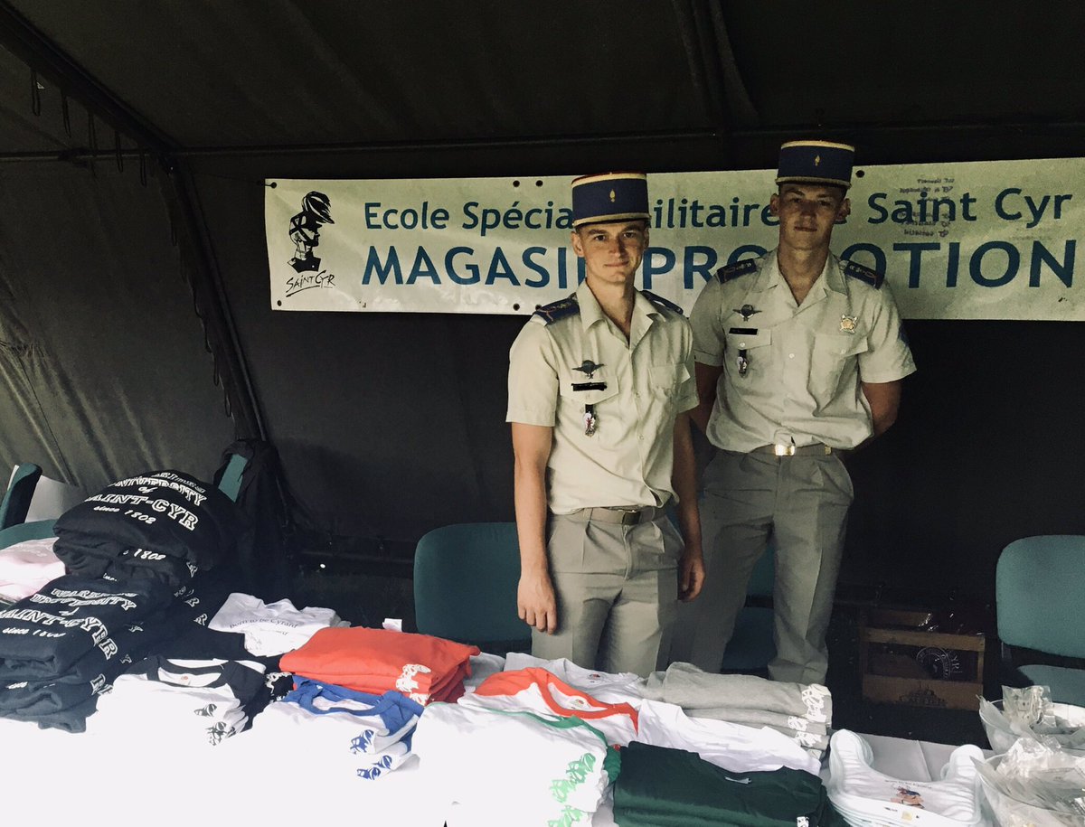 Inédit l’association La Saint-Cyrienne Saint-Cyr Alumni pour un Triomphe en goodies avec les élèves Compagnons de la Libération <a href="/cdll_esm/">Promotion Compagnons de la Liberation</a> <a href="/LaSaintCyrienne/">La Saint-Cyrienne</a>