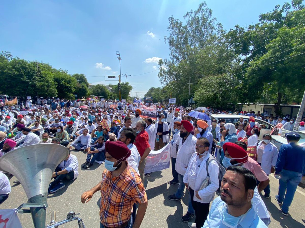 PcmsaP's tweet photo. #MissionFateh we successfully defeated covid second time but in return the soldiers were humiliated and were made to sit bare heads and bare backs at road #covidwarriorsprotesting please acknowledge our sacrifice @pcmsapunjab @thetribunechd @PTI_News @AP https://t.co/DOUPwMjiiM