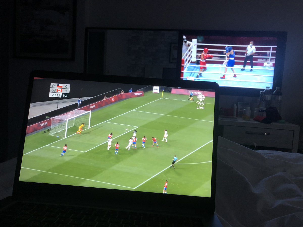 jesuvegas's tweet photo. Mañana de #olimpiadastokio2021 en el hotel de cuarentena en 🇬🇧 
Con los nervios de punta con el partido de la #rojafemenina 
Vamos que se puede chiquillas! 💪🏽
(Y en el fondo, box fem) 🥊 
@revistafutfem @contragolpeCL https://t.co/i2SxAfv0Ao