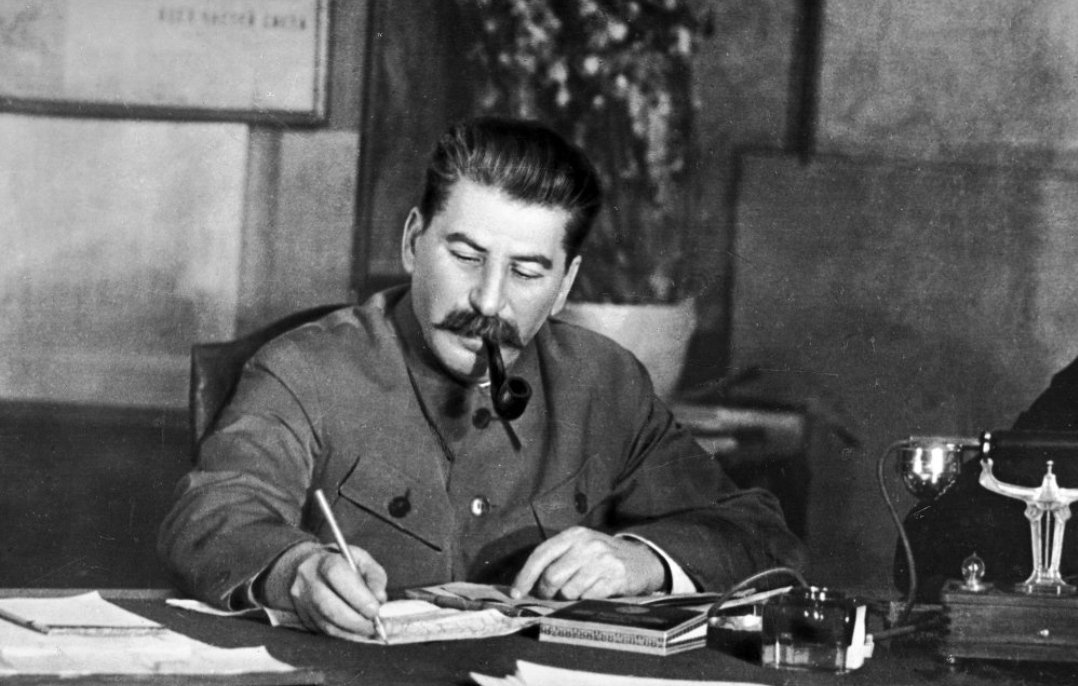 Ни один антисоветчик никогда не объяснит мотивы Сталина. Безсеребренник, трудоголик, уважаем врагами, лидер для половины человечества,  оставивший после себя величайшую страну. Но всё, что они могут придумать – тиран. Им даже представить сложно, что можно жить для народа.