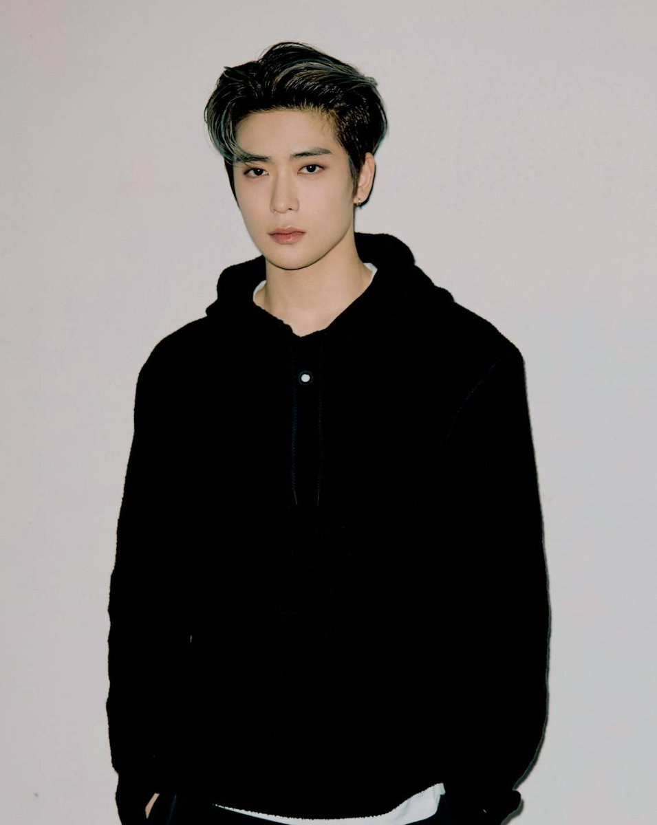 JJHLOOKS's tweet image. black hoodie 🖤