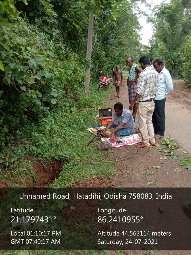 Fiber restoration work going on by CSC VLE Sanat Kumar Sahoo, Jambhirai GP, Hatsdihi, Keonjhar, Odisha.

#CSCseGRAMSWARAJ #DigitalIndia 
#OnlyCSCCandothis

<a href="/AshwiniVaishnaw/">Ashwini Vaishnaw</a> <a href="/GoI_MeitY/">Ministry of Electronics & IT</a> <a href="/CSCegov_/">CSCeGov</a> <a href="/dintya15/">dinesh tyagi Retd IAS</a> <a href="/wifichoupal/">CSC Wi-Fi Choupal</a> <a href="/abhi481/">Abhishek Singh</a> <a href="/SwornaprabhaSi1/">Swornaprabha Singh</a> <a href="/Debidutta007/">Debidutta Mohanty</a> <a href="/DistAdmKeonjhar/">District Administration,Keonjhar</a>