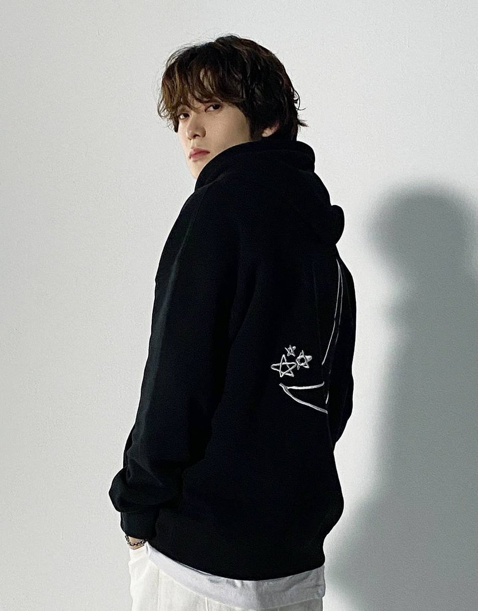 JJHLOOKS's tweet image. black hoodie 🖤