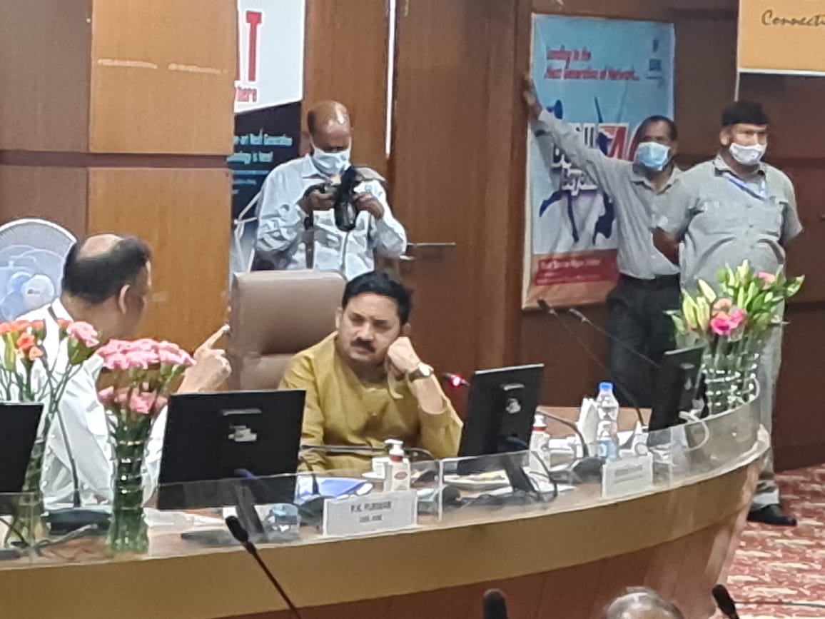 Visited BSNL headquarter.
A detailed deliberation was held with executives &amp; staff representatives.
They were explained the vision of Hon'ble PM's vision for the sector &amp; expectation from BSNL
Modi Government has provided historical revival package to BSNL &amp; MTNL
<a href="/AshwiniVaishnaw/">Ashwini Vaishnaw</a>