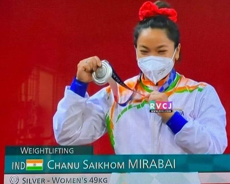 JayaprasadBisw2's tweet photo. Congratulations @mirabai_chanu for this achievement🥈. Indians are so much happy for getting the 1st medal 🏅 in #TokyoOlympics .
Proud moment for #india 🇮🇳. 
#Cheers4India https://t.co/mwFsZRTKA5