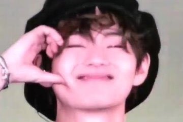 hourlyvmk's tweet photo. when taehyung makes a half heart on his cheek he’s the cutest 🥺 https://t.co/Av89GlBOCK