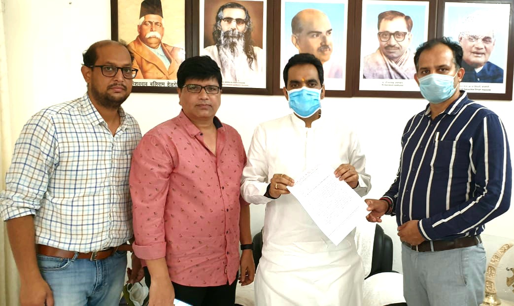सेक्टर 79 नोएडा निवासियों ने नोएडा विधायक <a href="/PankajSinghBJP/">Pankaj Singh</a> जी से मुलाकात कर स्पोर्ट्स सिटी व रजिस्ट्री के लिए लगायी गुहार. उन्होंने तत्काल तथा समुचित कार्रवाई का दिया भरोसा. इस विषय पर माननीय मुख्यमंत्री <a href="/myogiadityanath/">Yogi Adityanath</a> जी से भी बात करने का दिया आश्वासन.
<a href="/CeoNoida/">CEO, NOIDA Authority</a> <a href="/GaursportsR/">GaursportsWoodResidents</a>