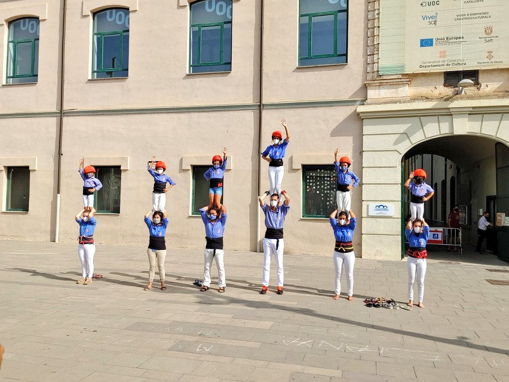 Marrecs's tweet photo. Doncs sí! HEM TORNAT A PLAÇA! Després d'un any i nou mesos, tornem a alçar castells! Un pilar de quatre, un castell petit, però que ens  torna a connectar amb el que som, amb el que fem i, sobretot, fer-ho a casa en l'any dels #25AnysMarrecs. Seguim!
#castellers #FmSalt21 https://t.co/Jb6PVixC7X