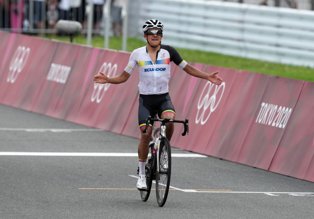 SC_ESPN's tweet photo. 🇪🇨 ¡¡RICHARD CARAPAZ ES CAMPEÓN OLÍMPICO!! 🇪🇨

🔥 ¡''La Locomotora'' @RichardCarapazM  se quedó con la medalla dorada con más de un minuto de ventaja en el ciclismo ruta de #Tokyo2020! 

🥇 ¡SEGUNDA MEDALLA DE ORO EN JJOO PARA ECUADOR! https://t.co/zxOXe5OFJn
