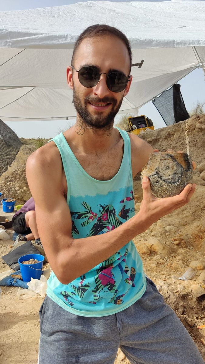 AleixEixea's tweet photo. 📢 👀We are fascinated with the new big core from #LosAljezares Middle Palaeolithic site!! ⛰️⛏️🙈 ⚽ #lithictechnology #Neanderthals #microlithic @FacGeoiH @ArqueologiaUV @UA_Universitat @Cinco_Ojos @RaqueelPardo @neseuretus @almaral3 @SamuelSG00 https://t.co/qVxav1Ur7q