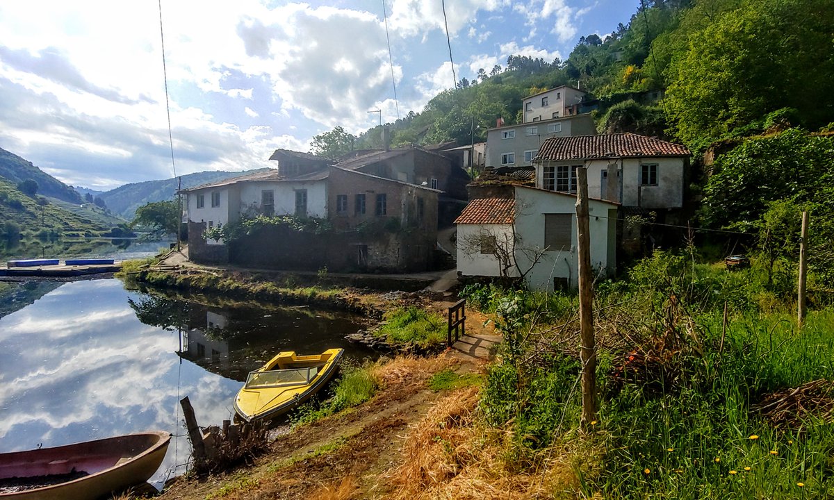 FestSacra's tweet photo. Xa a piques de comezar unha nova sesión do #SacraFestival2021 co #CataHábitats, unha ruta para coñecer as adegas, os viñedos, o viño e a cultura da Ribeira Sacra. 

E logo pola tarde... música nas Adegas Amedo da man de Davide Salvado, Caamaño&amp;Ameixeiras e Fábrica de Espejos https://t.co/Z6pLDqzPTb