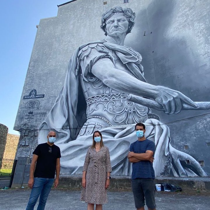 concellodelugo's tweet photo. 🖼 @LaraMendezLopez acompañou a Diego As na última pincelada do #graffiti de #JulioCésar, “que é xa un icono de #Lugo”
 
🌀🐗 A alcaldesa avanzou que a área de @xuventude_lugo co edil Mauricio ao fronte, traballa xa nunha obra “que represente o noso pasado #castrexo”.
 
1-2 https://t.co/pRX3nEZy4K