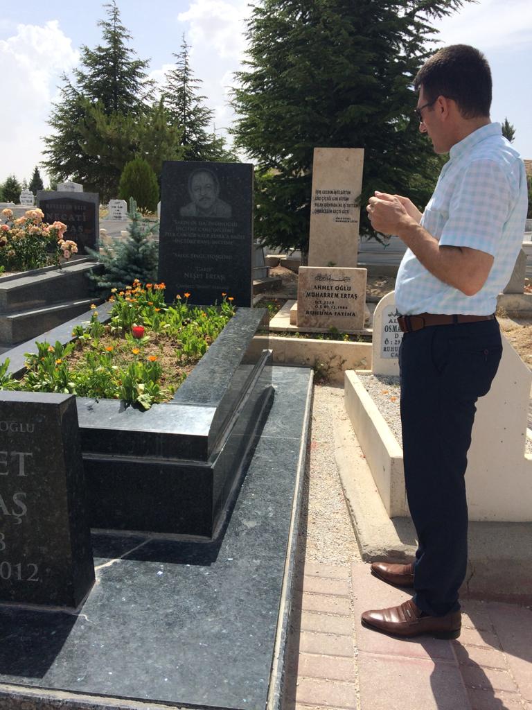 serdarosen's tweet photo. Rahmetli #NesetErtas ve babası Muharrem Ertaş'ın Kırşehir'de bulunan mezarlarını ziyaret... Allah ikisinede rahmet eylesin, mekanları cennet olsun. https://t.co/vkcCPJfiug