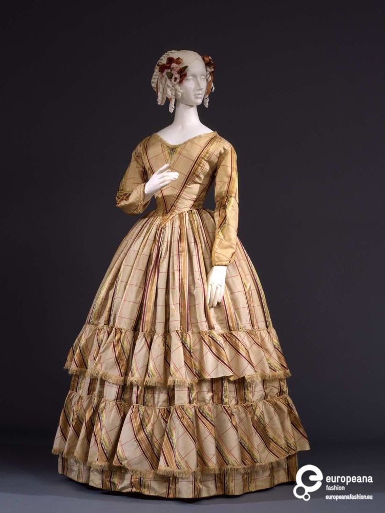 kateStrasdin's tweet photo. Looking forward to talking about my #research as part of the Transatlantic Book Fair today, chatting about how fashion &amp; the printed word in the #c19th has been so central to discovering more about Anne Sykes &amp; her #dressdiary. Dress, #1840s Palazzo Pitti @EurFashion @ABAA49 https://t.co/X4LPfnPmeh