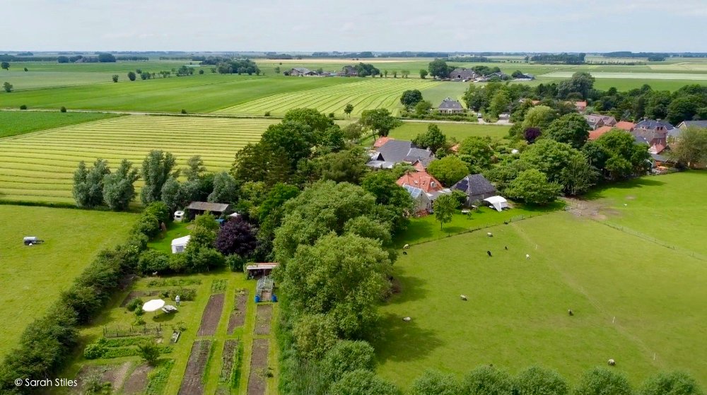 52Dorpen's tweet photo. Op locatie in de dorpsmoestuin in #Burum bij Warfhuizen. Binnenkort te zien, het filmpje over #Warfhuizen #52dorpen @HogelandinBeeld https://t.co/gXOBNhUu7z