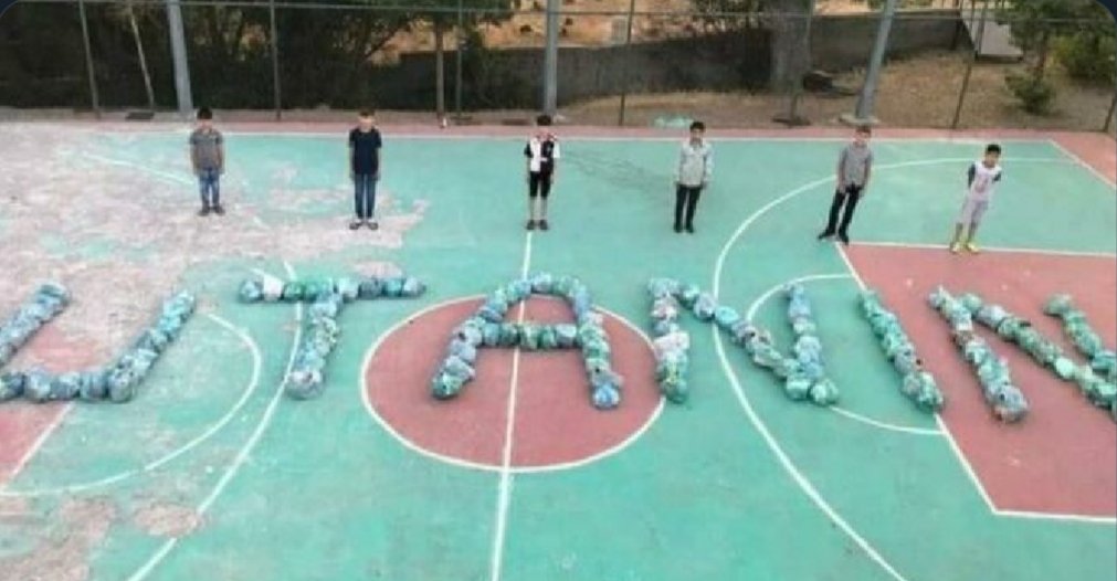 Bingöl’de parktaki çöpleri toplayan çocuklar, çöplerle "Utanın" yazmışlar. Çocuklar elinize sağlık da, o kişilerin utanacağını hiç sanmıyorum