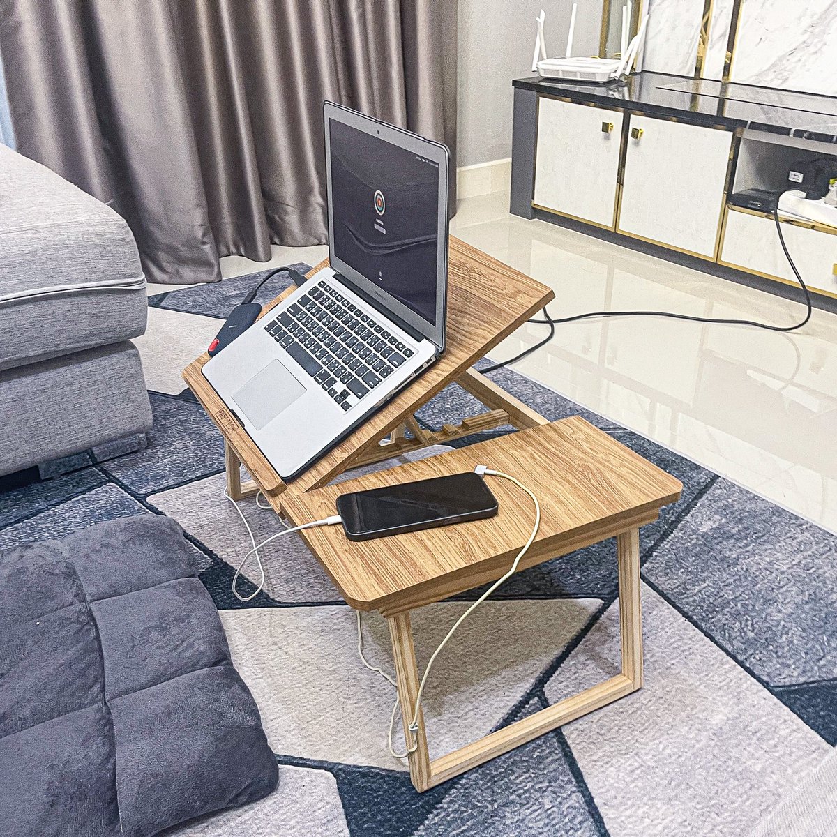 โต๊ะญี่ปุ่นอันนี้แม่งดีฉิบหาย ปรับระดับได้ถึง 4 ระดับ คือเวลานั่งดูหนัง เล่นเกม ทำงาน ทำการบ้านไม่หงุดหงิดอะ แล้วแข็งแรงมากมึง มีที่รองไม่ให้เครื่องตกด้วย