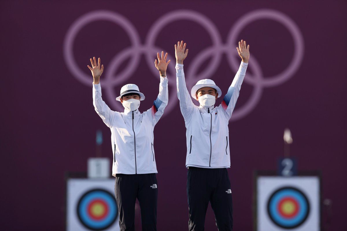 Olympic's tweet photo. 대한민국에 2020 도쿄 올림픽 첫 금메달을 안긴 양궁 대표팀 안산, 김제덕 선수 축하합니다!🏹🥇👏

#대한민국 #안산 #김제덕 #도쿄 #올림픽 #양궁   #Tokyo2020 #Olympics #KOR #Archery @Tokyo2020ko https://t.co/xUFcYc8j18