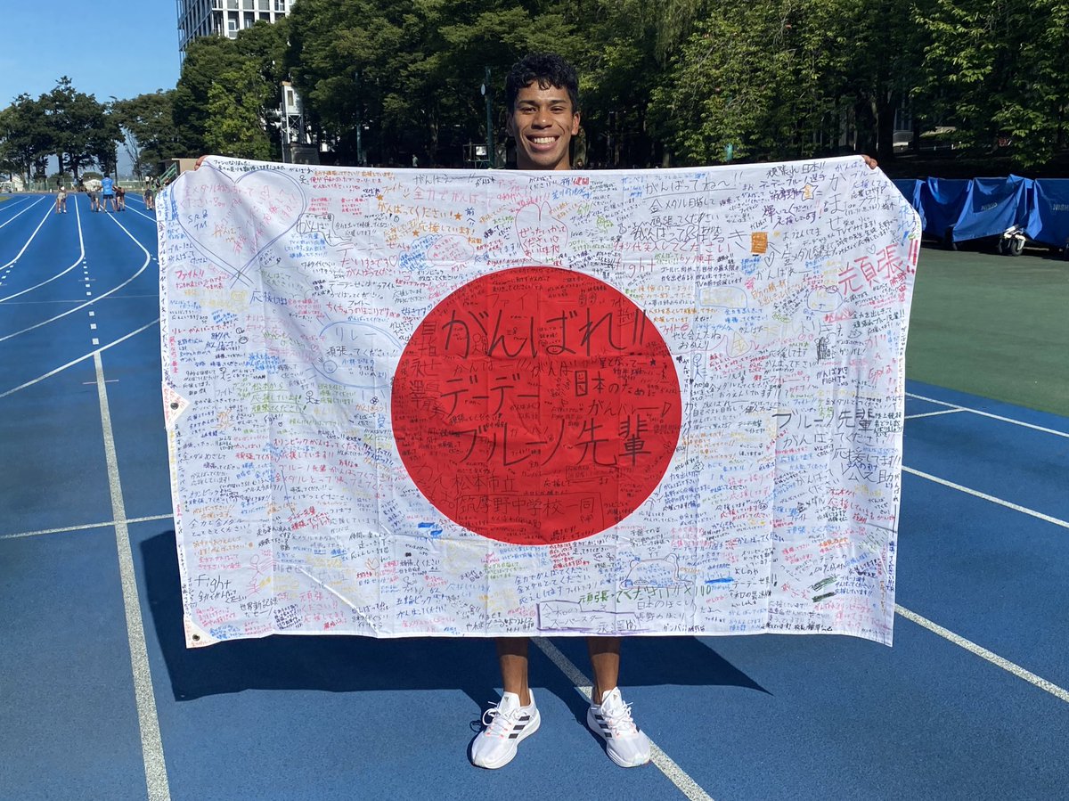 BruRemy1074's tweet photo. 母校の松本市立筑摩野中学校から応援旗をいただきました。多くのメッセージがあり、読んでいてとても微笑ましい気持ちになりました😌
オリンピックも始まりより一層気を引き締めて調整していこうと思います。
応援よろしくお願いします！ https://t.co/RWLGYBfqpl