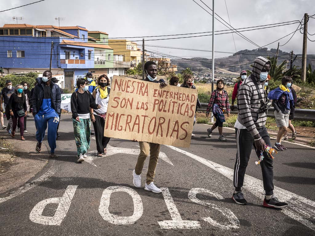 Ekinklik's tweet photo. [ARGAZKIAK] #CaravanaCanarias2021  La Caravana Mugak Zabalduz, visibiliza y denuncia las prácticas racistas basada en la identificación, detención hacia las personas migradxs y racializadas. https://t.co/Anze18iuxB
#Mugakzabalduz https://t.co/IEgynDyZul