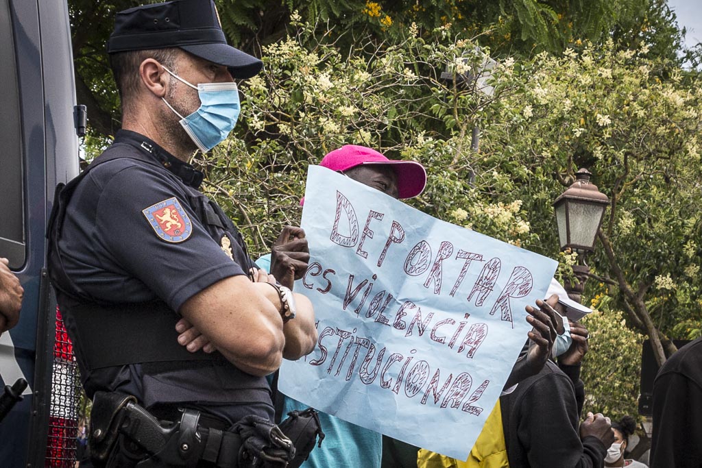 [ARGAZKIAK] #CaravanaCanarias2021  La Caravana Mugak Zabalduz, visibiliza y denuncia las prácticas racistas basada en la identificación, detención hacia las personas migradxs y racializadas. bit.ly/3BALIwF
#Mugakzabalduz