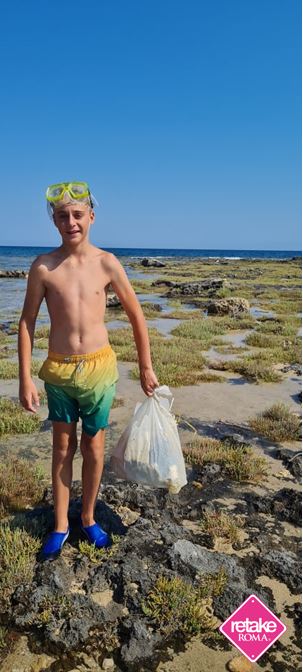 Retake_Roma's tweet photo. "Che abbiamo preso oggi?", " 5 etti buoni di plastica, reti e altri oggetti non biodegradabili".
Che bella gente i retaker, anche in vacanza sono attivi, perchè la loro casa è dove sono in quel momento e la loro casa...la vogliono pulita. #IosonoRetake https://t.co/UDgDImxlSY