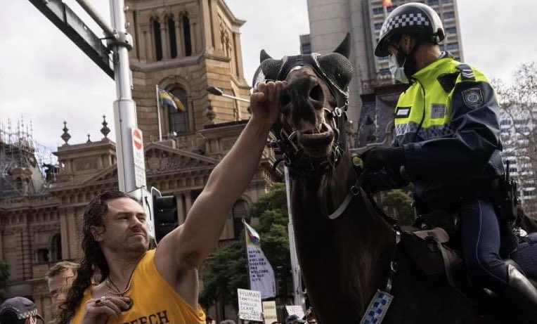 MaryLloyd4's tweet photo. Following today’s anti-lockdown protest in Sydney, @nswpolice are asking for help to identify the man in this photo.

57 people have been charged after attending the protest. A strike force is in place to identify others there.

#sydneyprotest #COVID19nsw https://t.co/4Ym54I0GjC