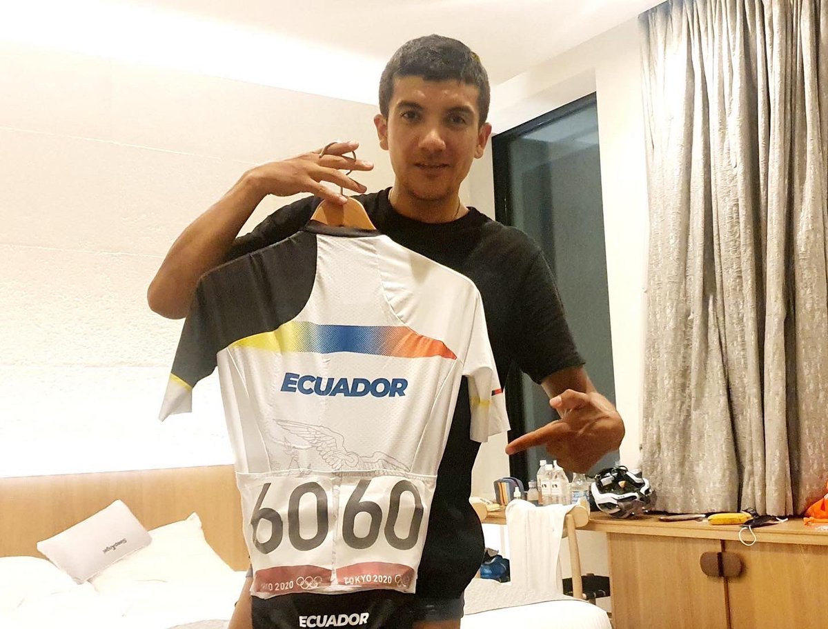 Alfonso_Laso's tweet photo. 🥲 Y todavía faltan el himno🇪🇨 y la 🥇. 😭😭 Que carrera hizo de la mano de un inigualable @NarvaezJho y luego todo ese 💛💙♥️ que tiene @RichardCarapazM . Ver a los otros cracks del 🌏 luchando por la 🥈 resultó incomparable. Historia pura del deporte mundial.🔥🥇💪🏽🚵🏽‍♂️🦅🇪🇨👏🏼 https://t.co/qC13h98Duw