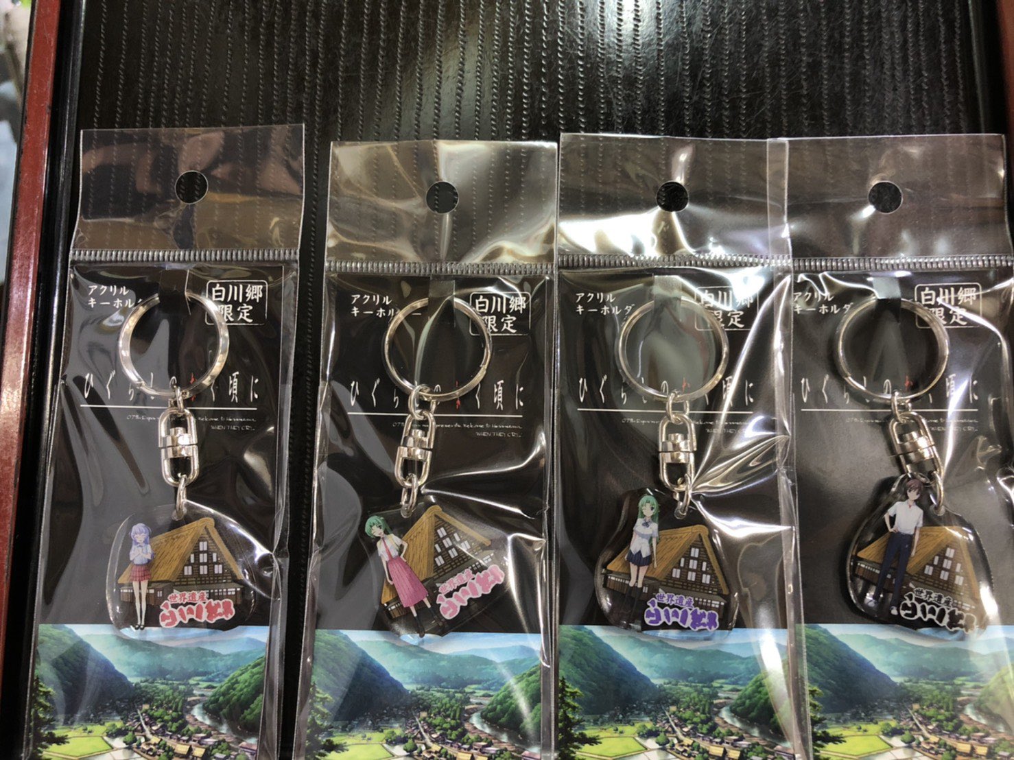 白川郷 お土産処 かたりべ ひぐらしのなく頃に 白川郷コラボグッズ 新商品発売 聖地である白川郷とひぐらしメンバーのアクリルキーホルダーが新しく仲間入りしました メンバー8種に合掌造りの柄です 貴方は推しを買いますか それとも全メンバー