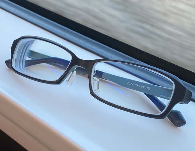 どうしようもないボロボロの重たい眼鏡使ってたのでやっとこさ新調。軽くて最高………。 