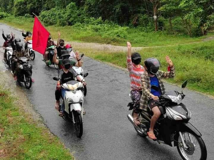 b3rry_y's tweet photo. Motorcycle Strike in Paung, Mon State during the heavy rain !!

FREE OUR PRISONERS
#ICRC_SaveMyanmarPrisoners
#WhatsHappeningInMyanmar
#July24Coup https://t.co/qukDK6M3Pc