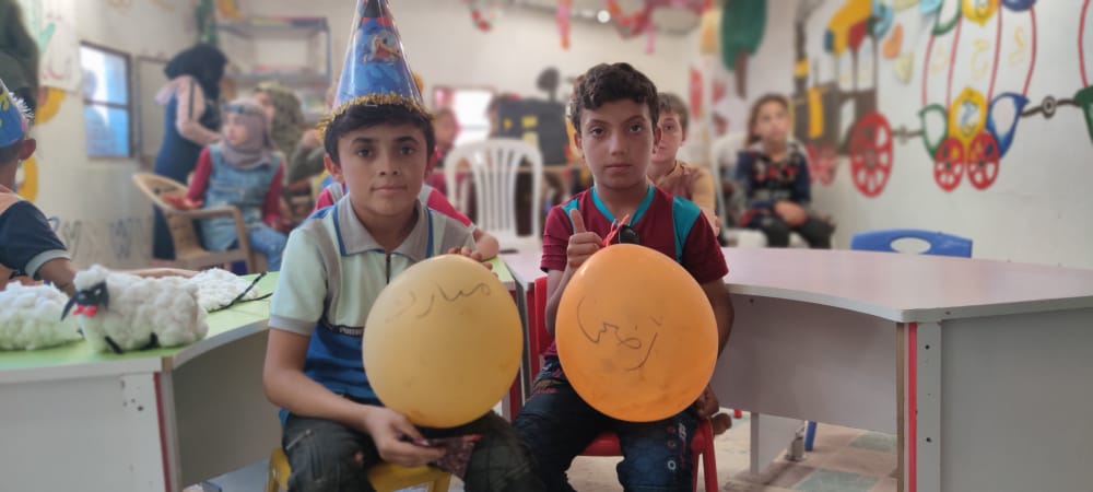 zeytinedud's tweet photo. من أجواء ثالث ايام الأضحى المبارك في الخيمة الثقافية في باريشا. توزيع عيديات وهدايا وحلويات  على الأطفال في أجواء الفرح والبهجة.
#أضحى_مبارك #الخيمة_الثقافية #بهجة #فرح #هدايا #أطفال https://t.co/5EhdpdL6RK
