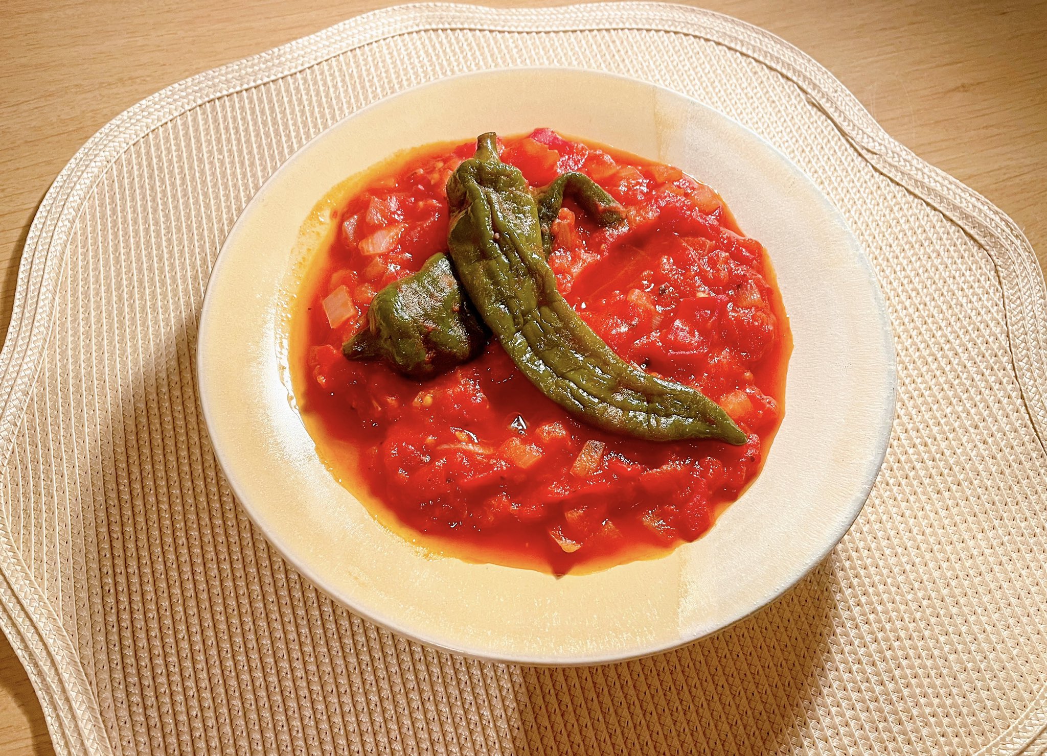 大使館シェフのおいしいレシピ Amazing Embassy Cooking 作りました ヨルダン大使館シェフのトマトシチュー ガライエバンドラ 青唐辛子がなく あまとう という野菜で 濃い味わいにしたくトマトペーストも入れてみました 簡単でシンプルなのですが