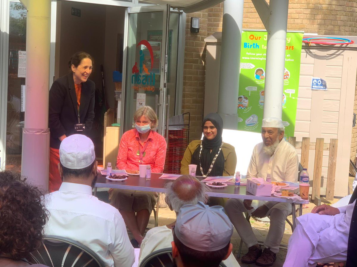 HumairaGarasia's tweet photo. Hackney’s Muslim community have  been working in partnership with the council and the NHS throughout the pandemic. 

Yesterday, £10,000 fundraised by community members and mosques was donated to the fantastic NHS! 🤩 accepted by @CEOHomerton at NLMCC https://t.co/erW96xEn9b