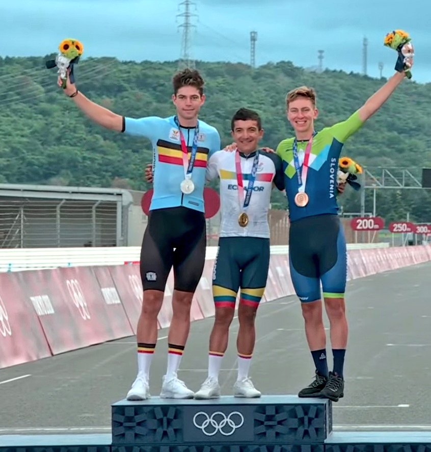 Dime a quién le ganaste y te diré quién eres... por favor qué podio olímpico de lujo!!!
Nuestra Locomotora del Carchi Richard Carapaz escoltado por dos gigantes, dos de los mejores, e incluso para muchos los hoy dos mejores del mundo: Wout Van Aert y Tadej Pogacar!!!
👏👏👏