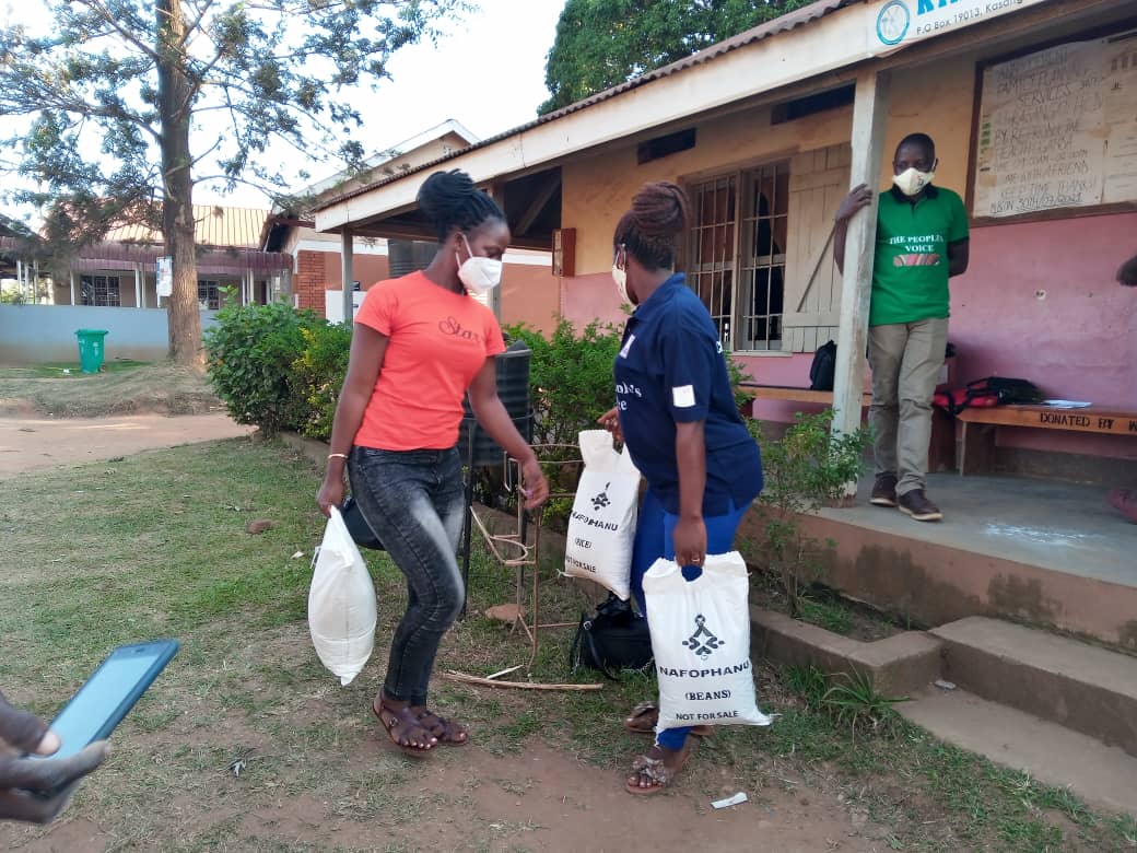 NAFOPHANU's tweet photo. Our team is on ground distributing rice, posho and beans to vulnerable children and people living with #HIV in Kampala metropolitan area.  Special thanks to @UNAIDS_UG  and @UNAIDS for the food relief as it will promote adherence in both children and adults. @aidscommission https://t.co/NcG1bIY8ua