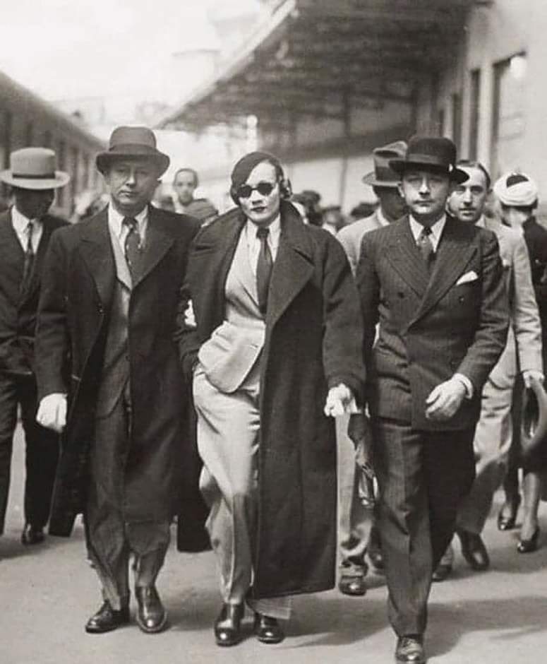 joanitoad's tweet image. Marlene Dietrich, en 1933, arrestada en París por pasarse por el forro la prohibición a las mujeres de llevar pantalones.