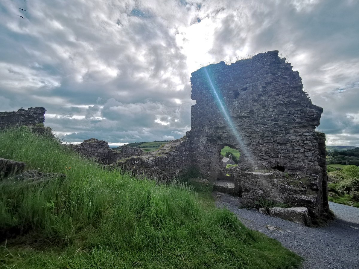BatoolMarriyam's tweet photo. How magical does this look... No filter.
#Magic #Photography #PhotoLove #NatureLove #Ireland #DiscoverIreland #Architecture #Castle #RockOfDunamase #Dunamase #Ruins #Blue #White #Green #Beauty #Leinster #DiscoverIreland https://t.co/10coac4EO5