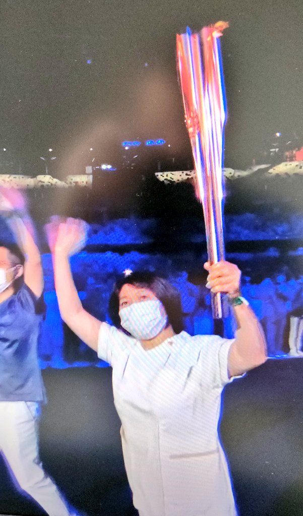 ElmagodeOzJ's tweet photo. Una #enfermera lleva la llama olímpica en la ceremonia inaugural de #Tokyo2021 https://t.co/2sZyJw77MD