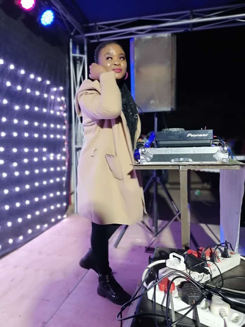 LeratoMscooper's tweet photo. #MSCOOPER #bookyourdj #femaleDJ https://t.co/JkMQA59jJW