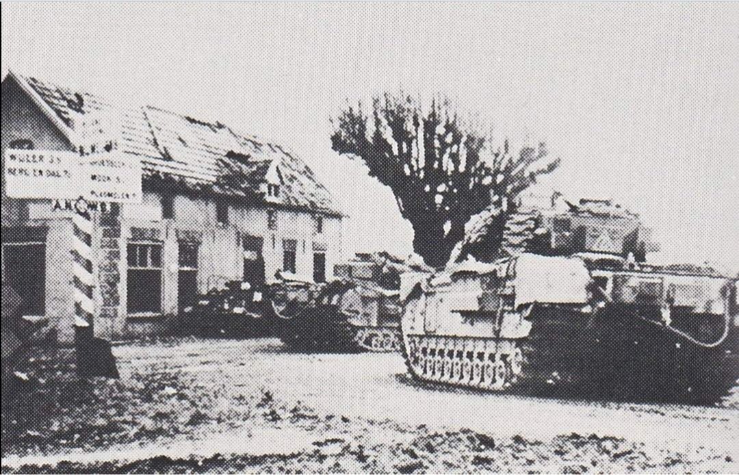 KJvanWijk's tweet photo. Toen &amp; nu #Groesbeek 1945
#OperationVeritable 

Twee Britse Churchill-tanks, gefotografeerd voorafgaand aan Operation Veritable (8 februari 1945). https://t.co/nXJ8BNQ6tL
