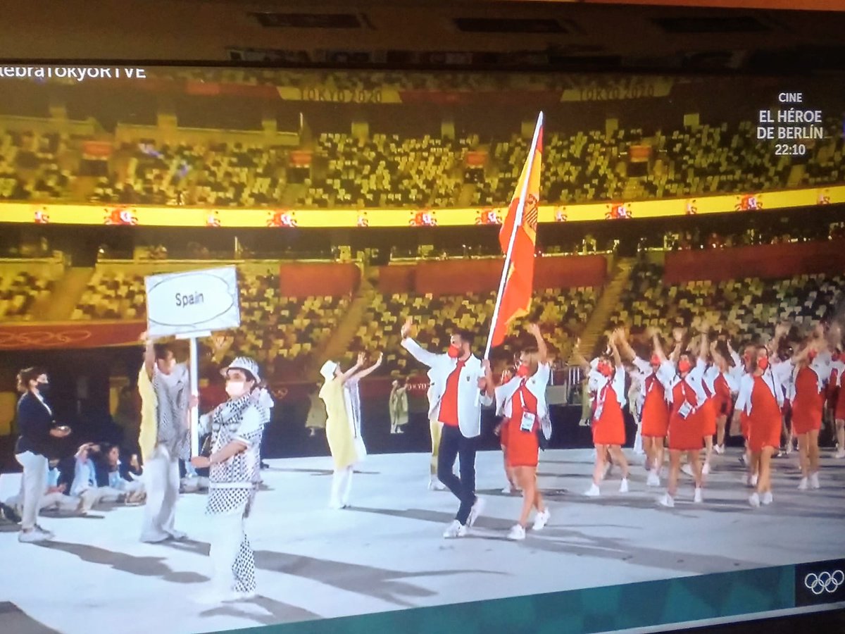ElmagodeOzJ's tweet photo. Fantástico ver a #Mireia y #Cravioto llevando la #Bandera 🇪🇸  junto a nuestros deportistas #Tokyo2020 https://t.co/Hr05VcGWVG