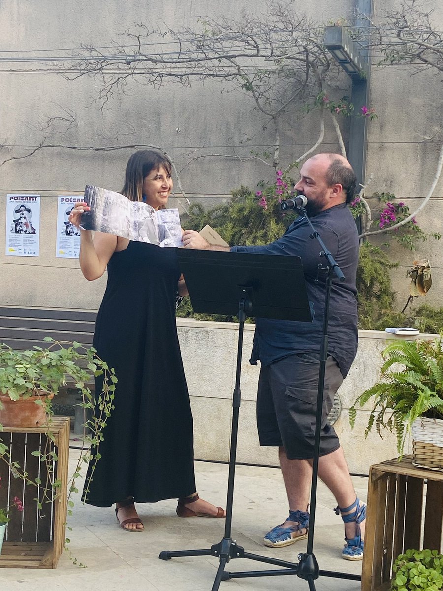 Quin gran acte, el d’ahir, per encetar el festival! Un recital apassionant sobre l’obra de #damiahuguet amb més de 100 persones gaudint d’escoltar poesia! La  rebuda del poble d’Artà ens sorprèn any rere any! Avui veniu prest, l’aforament és per odre d’arribada