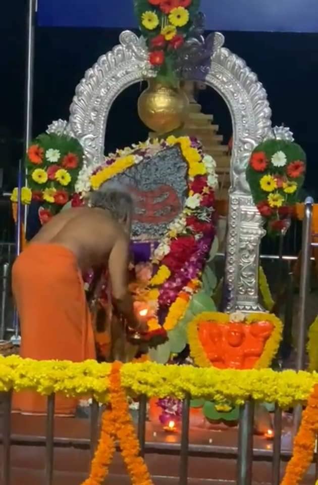 SanskarOfficial's tweet photo. 🙏🏻🙏🏻🌸आज के प्रभात आरती श्रृंगार दर्शन श्री शनिदेव जी के शनिधाम शिगणापुर महाराष्ट्र से🌸🙏🏻🙏🏻
#ShaniDev #SaturdaySpecial #ShaniDevDarshan https://t.co/pZgiRhe4WG