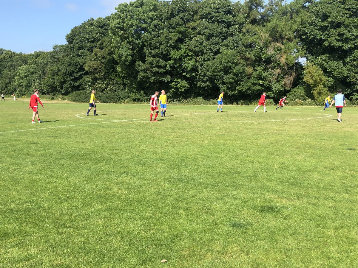 A great turn out for the Farewell Legends game today. 3-1 to the red/whites. A few talked about postponing retirement after 10mins…changed their minds soon after. Already chat about it becoming an annual event. Great to see some old faces ! Over £400 raised for <a href="/TheBHF/">British Heart Foundation</a> too. 👏🏻