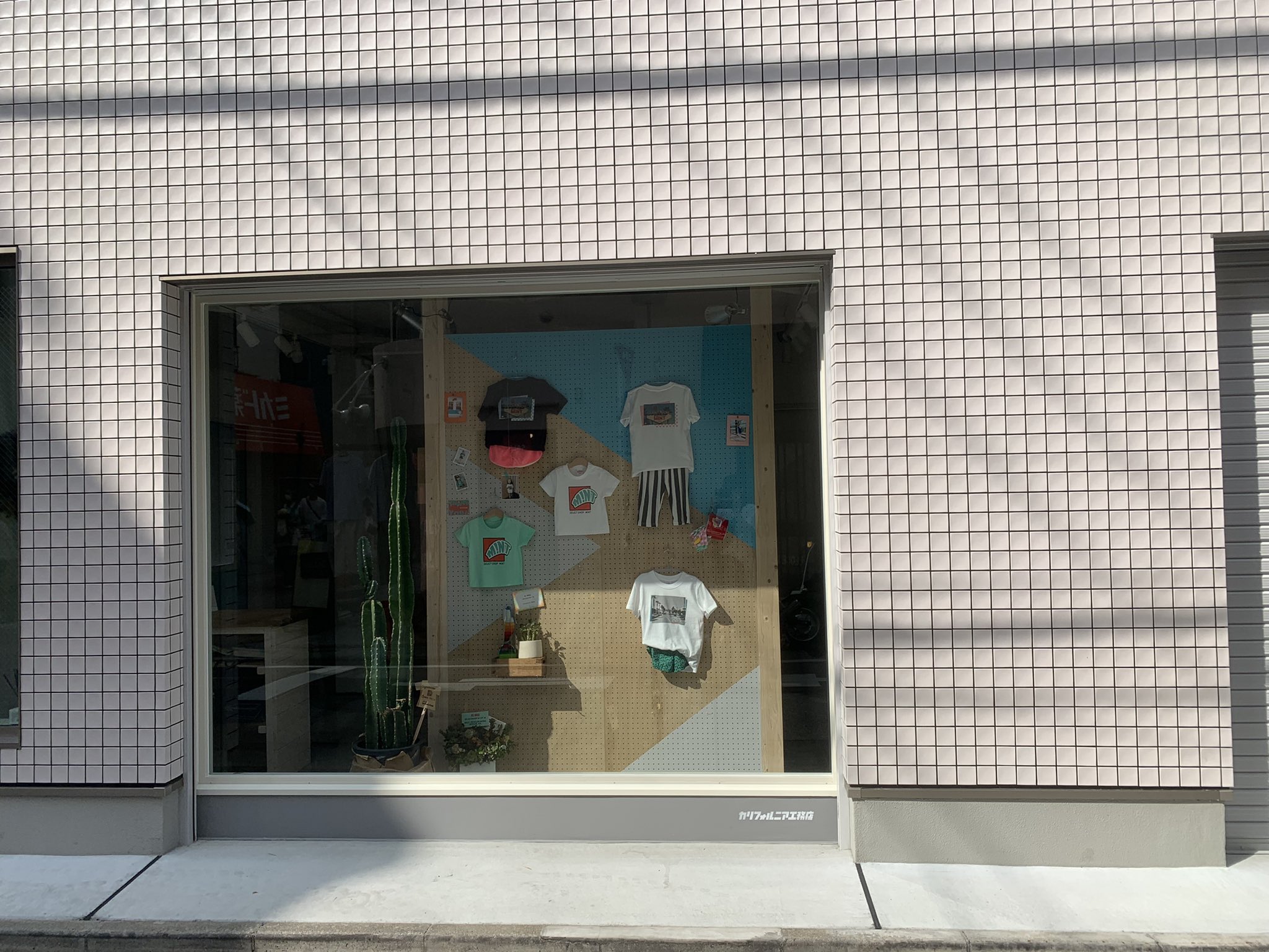 高円寺go ルック商店街に新しくオープンした子供服屋さんmint 生憎開いていない時間に通り過ぎたので外観だけ パンサー尾形 さんの奥さんのお店だそうで既にセンス満載 子供服屋さんがガラパゴス化している高円寺では ファミリー層に嬉しいお店の誕生です