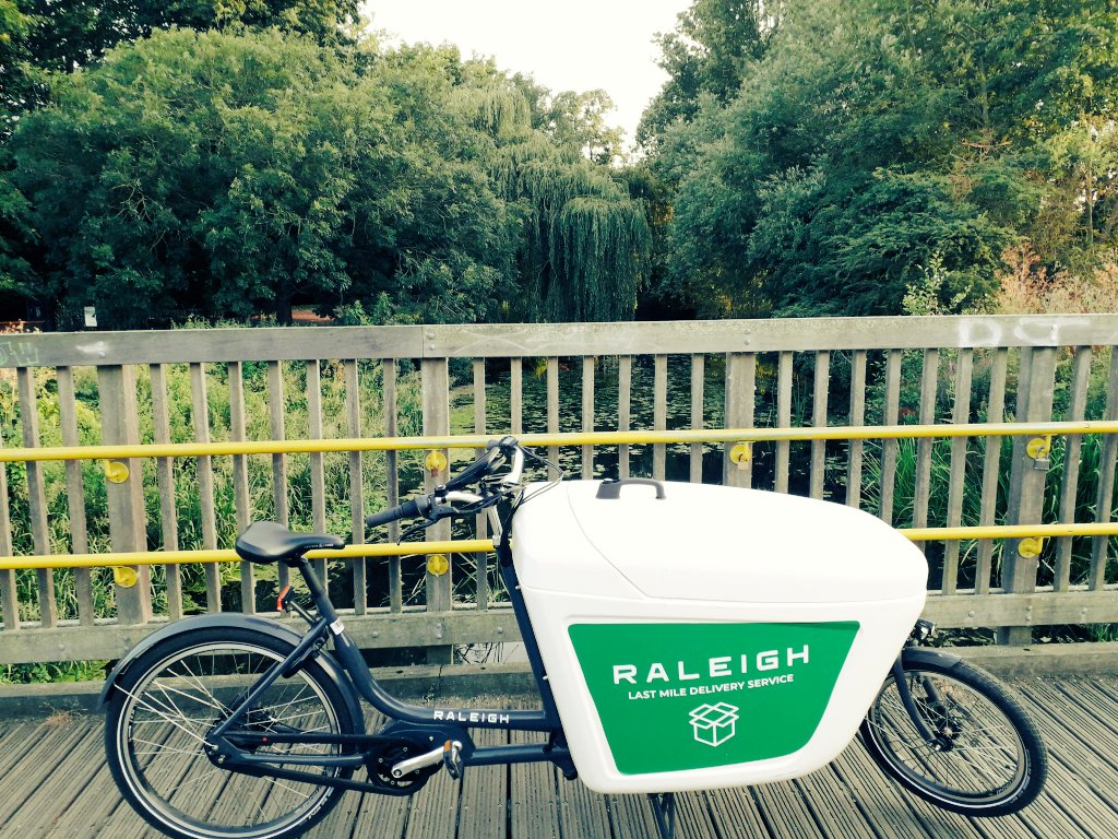 leon_cyclist's tweet photo. Cargo bikes are the future! I've been trialling this machine from @RaleighbikesUK and it's great. I wish I could keep it though! #activetravel #onelessvan #cargobike https://t.co/x0HOPsdUfv