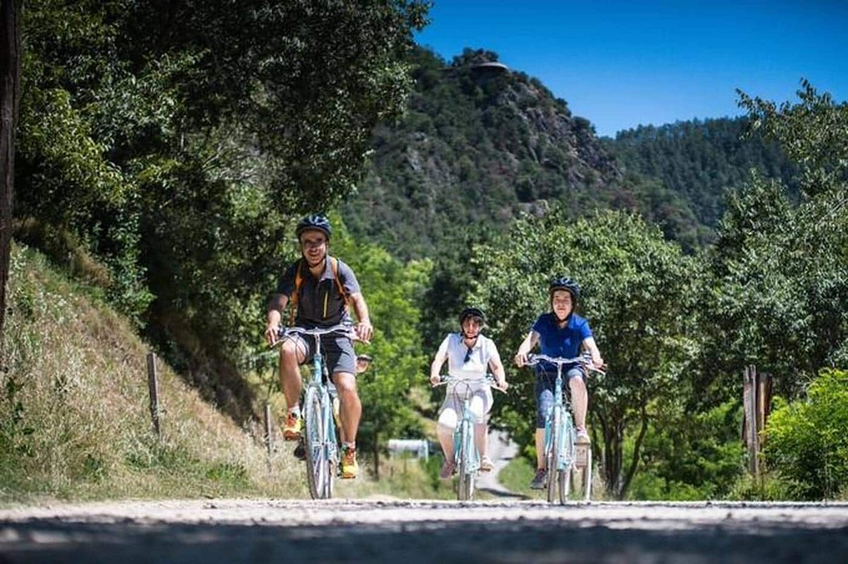 Voyager sur terre plutôt que dans les airs, Débrancher ses appareils électriques, découvrez 7 conseils pour réduire votre empreinte écologique en vacances.. <a href="/OuestFrance/">Ouest-France</a> buff.ly/3zg9Keq