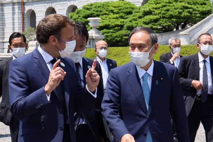 ワンピース作者の尾田栄一郎さんから フランス大統領とフランスの方々とフランスに居るワンピース ファンの方々へ というフランス語メッセージつきのサインを貰って喜ぶマクロン大統領 T Co Hzlsw9hz6l ワンピース作者の尾田栄一郎さんから フランス大統領とフランスの方々とフランスに居るワンピース ファンの方々へ というフランス語メッセージつきのサインを貰って喜ぶマクロン大統領 T Co Hzlsw9hz6l