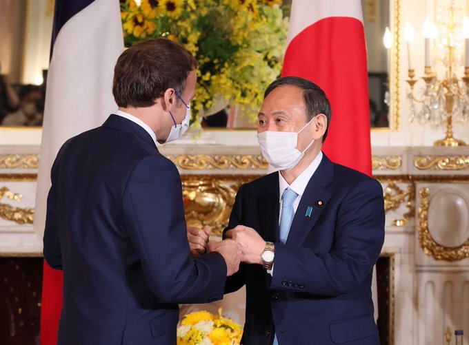 ワンピース作者の尾田栄一郎さんから フランス大統領とフランスの方々とフランスに居るワンピース ファンの方々へ というフランス語メッセージつきのサインを貰って喜ぶマクロン大統領 T Co Hzlsw9hz6l ワンピース作者の尾田栄一郎さんから フランス大統領とフランスの方々とフランスに居るワンピース ファンの方々へ というフランス語メッセージつきのサインを貰って喜ぶマクロン大統領 T Co Hzlsw9hz6l